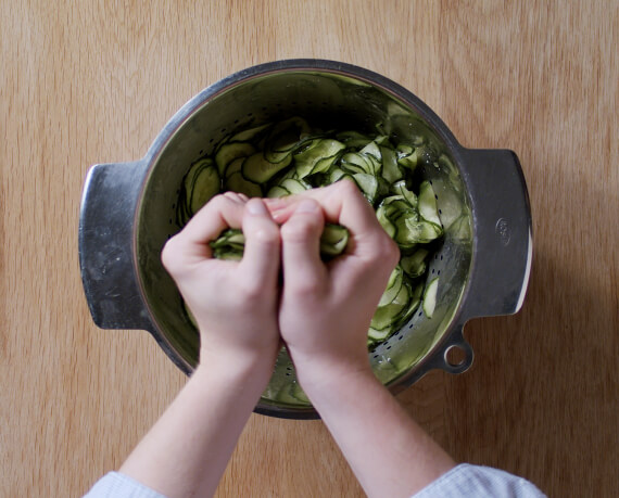 Dies ist Schritt Nr. 3 der Anleitung, wie man das Rezept Klassischer Gurkensalat zubereitet.
