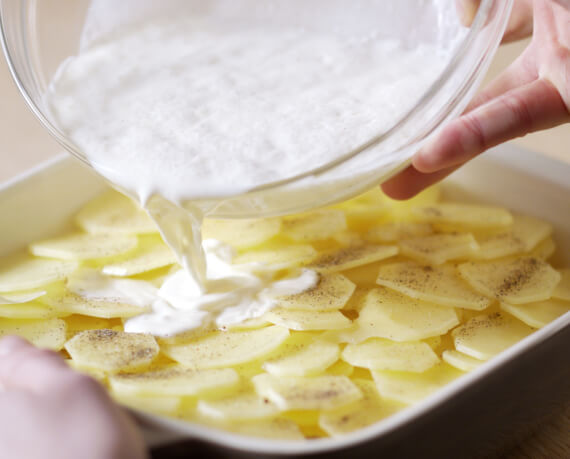 Dies ist Schritt Nr. 2 der Anleitung, wie man das Rezept Kartoffelgratin zubereitet.