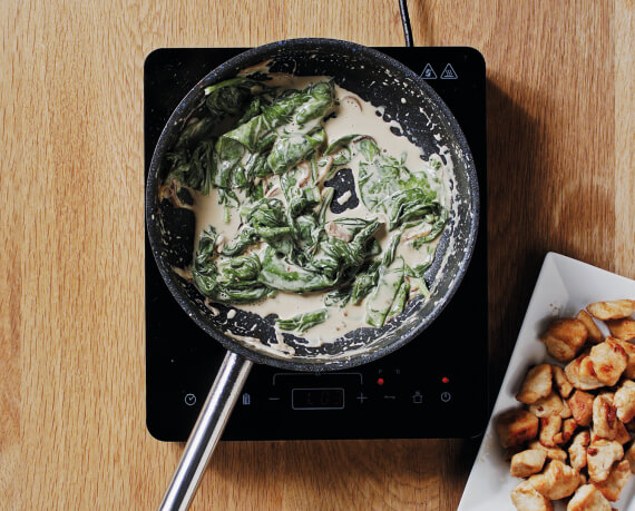 Dies ist Schritt Nr. 4 der Anleitung, wie man das Rezept Tagliatelle mit Spinat und Hähnchen zubereitet.
