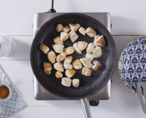 Dies ist Schritt Nr. 2 der Anleitung, wie man das Rezept Paella mit Hähnchen und Erbsen zubereitet.
